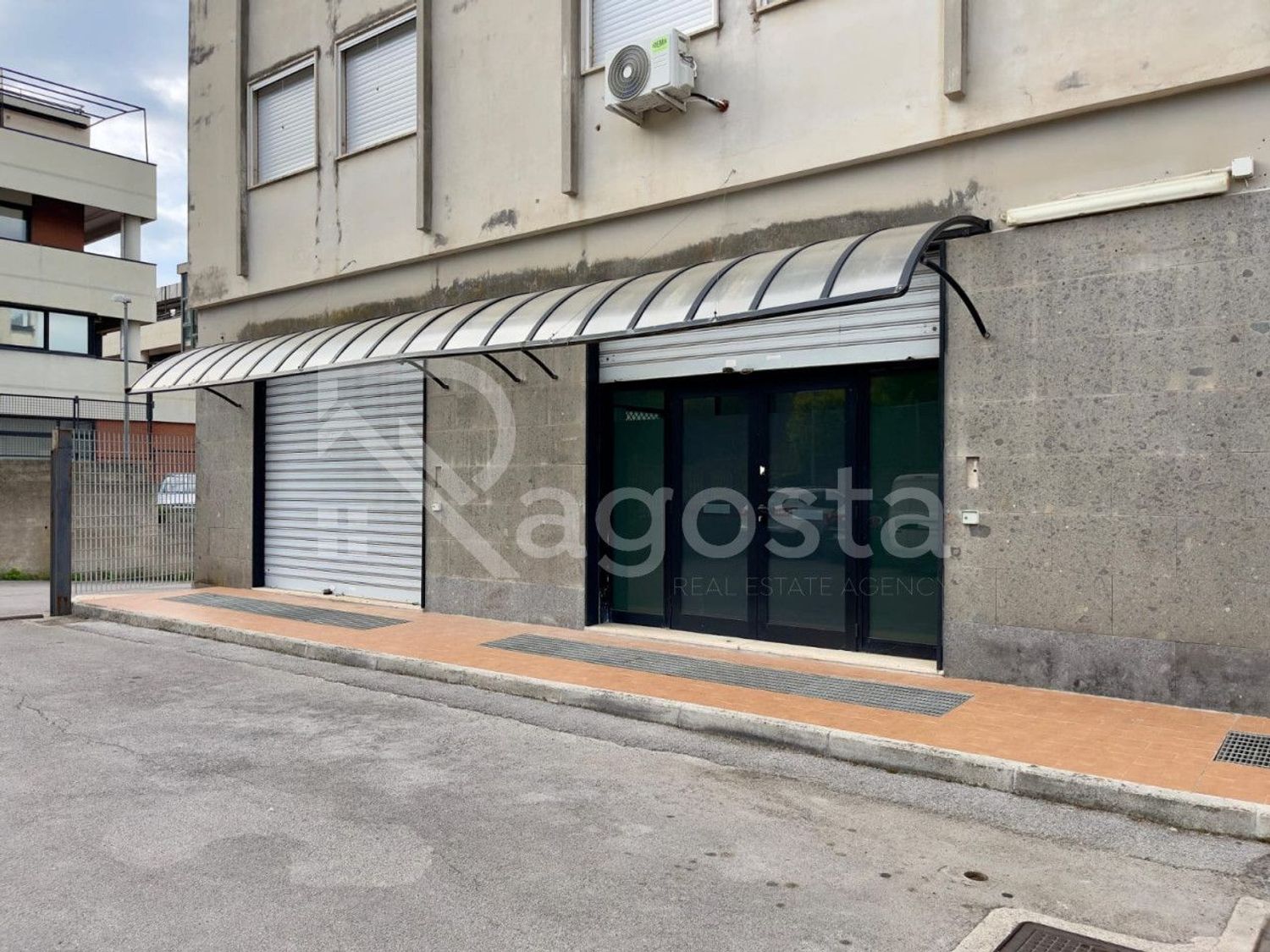 Locale commerciale in affitto a Salerno, PASTENA