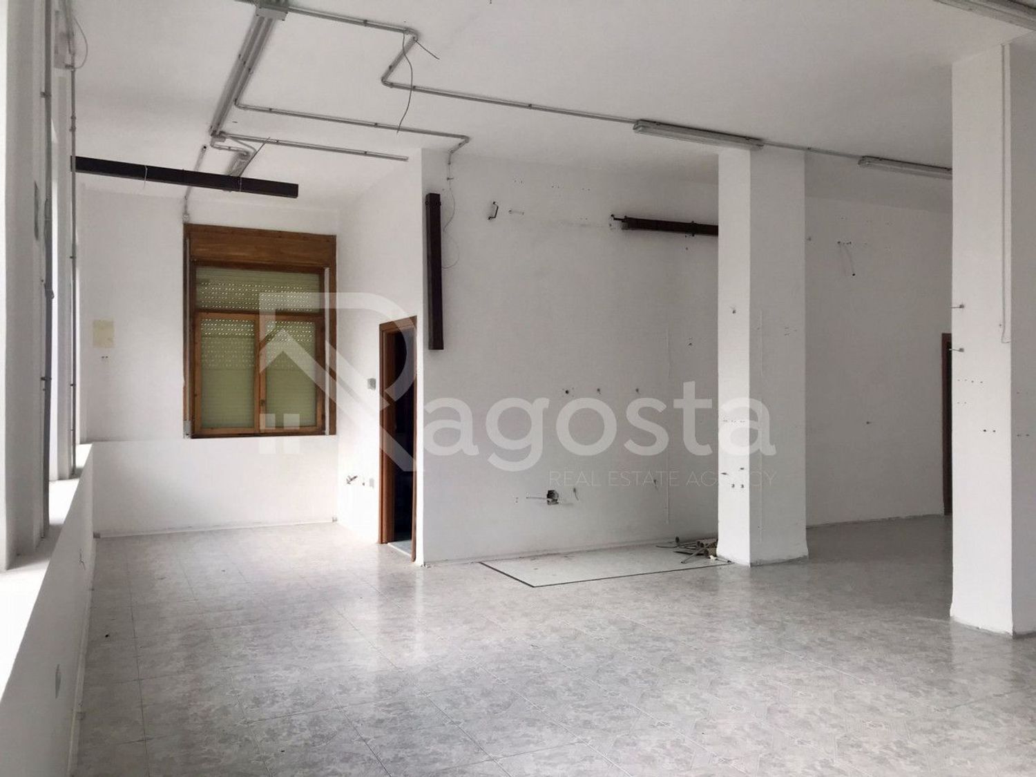 Locale commerciale in affitto a Salerno, PASTENA