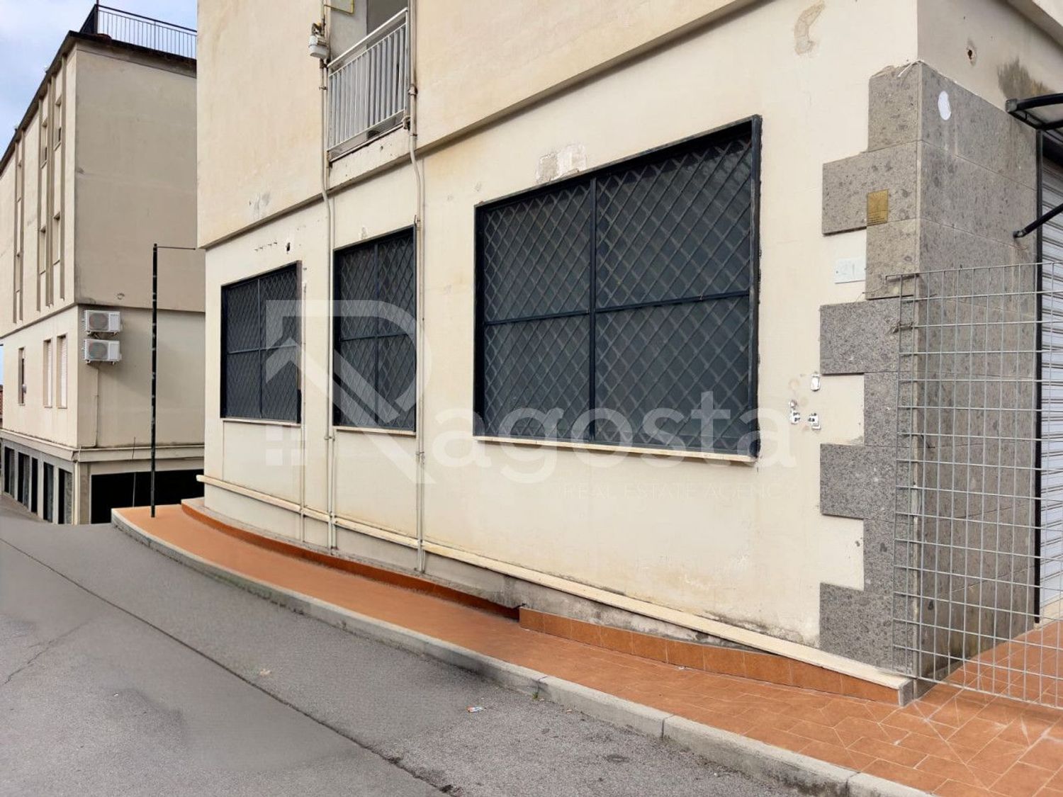 Locale commerciale in affitto a Salerno, PASTENA