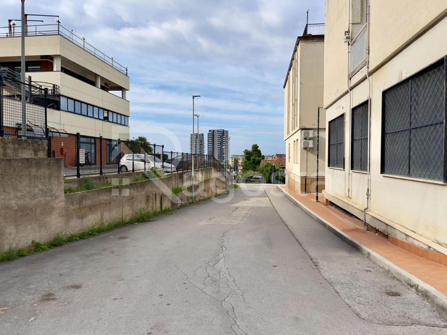 Locale commerciale in affitto a Salerno, PASTENA