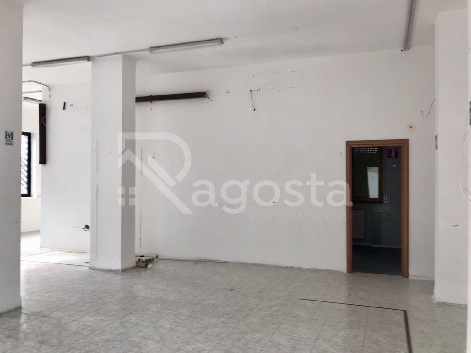 Locale commerciale in affitto a Salerno, PASTENA