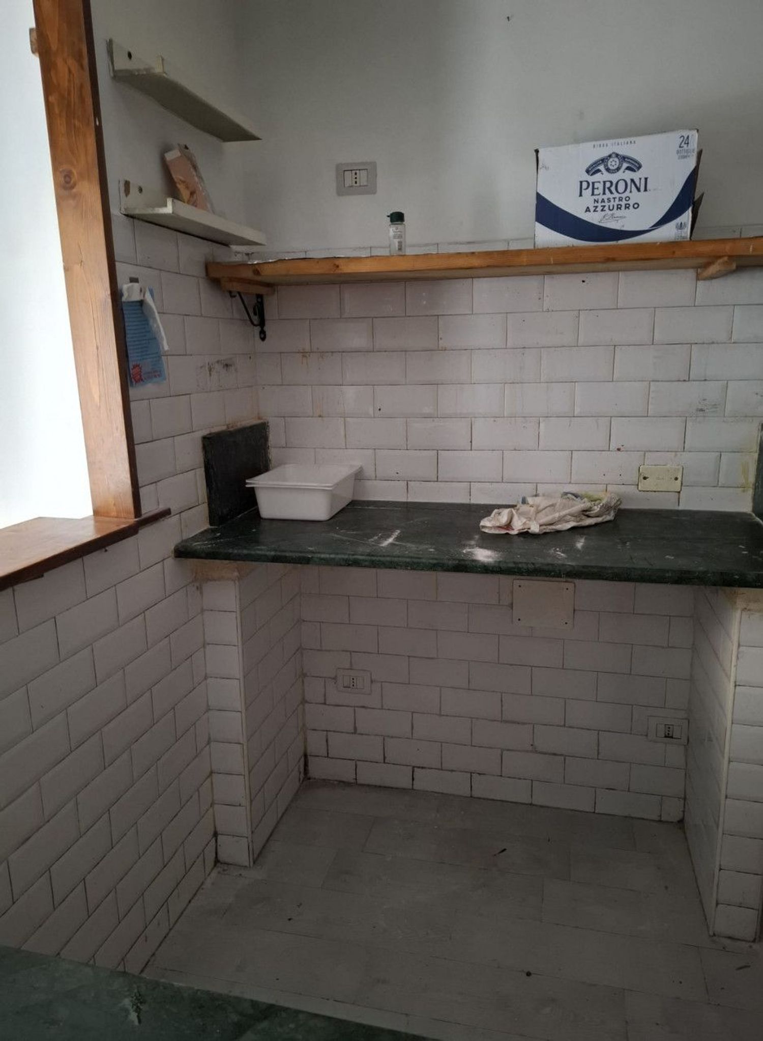 Locale commerciale in vendita a Salerno, Carmine