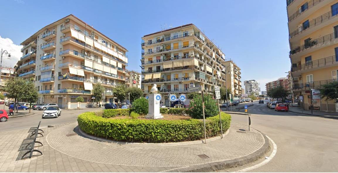 Locale commerciale in vendita a Salerno, MERCATELLO