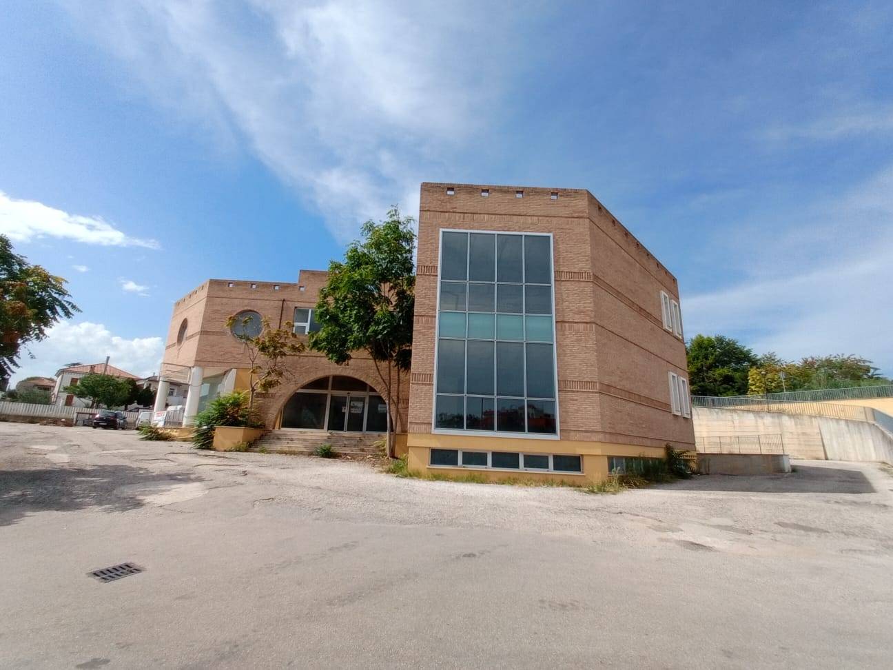 Locale commerciale in vendita a Bellante