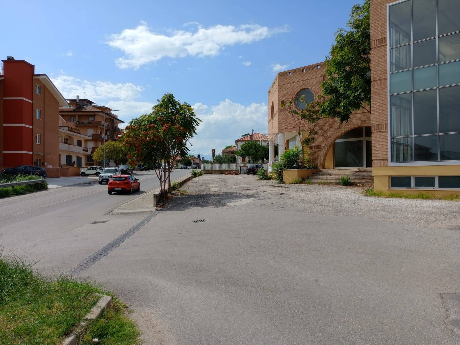 Locale commerciale in vendita a Bellante