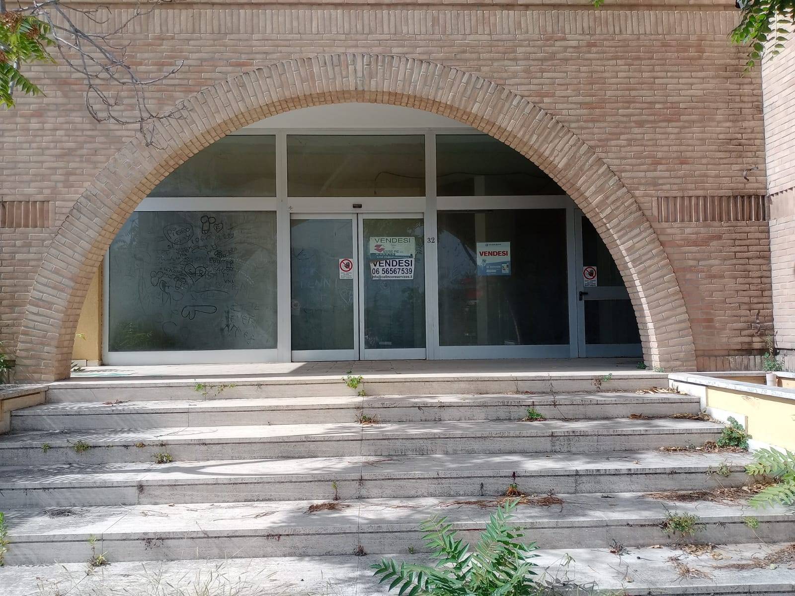 Locale commerciale in vendita a Bellante