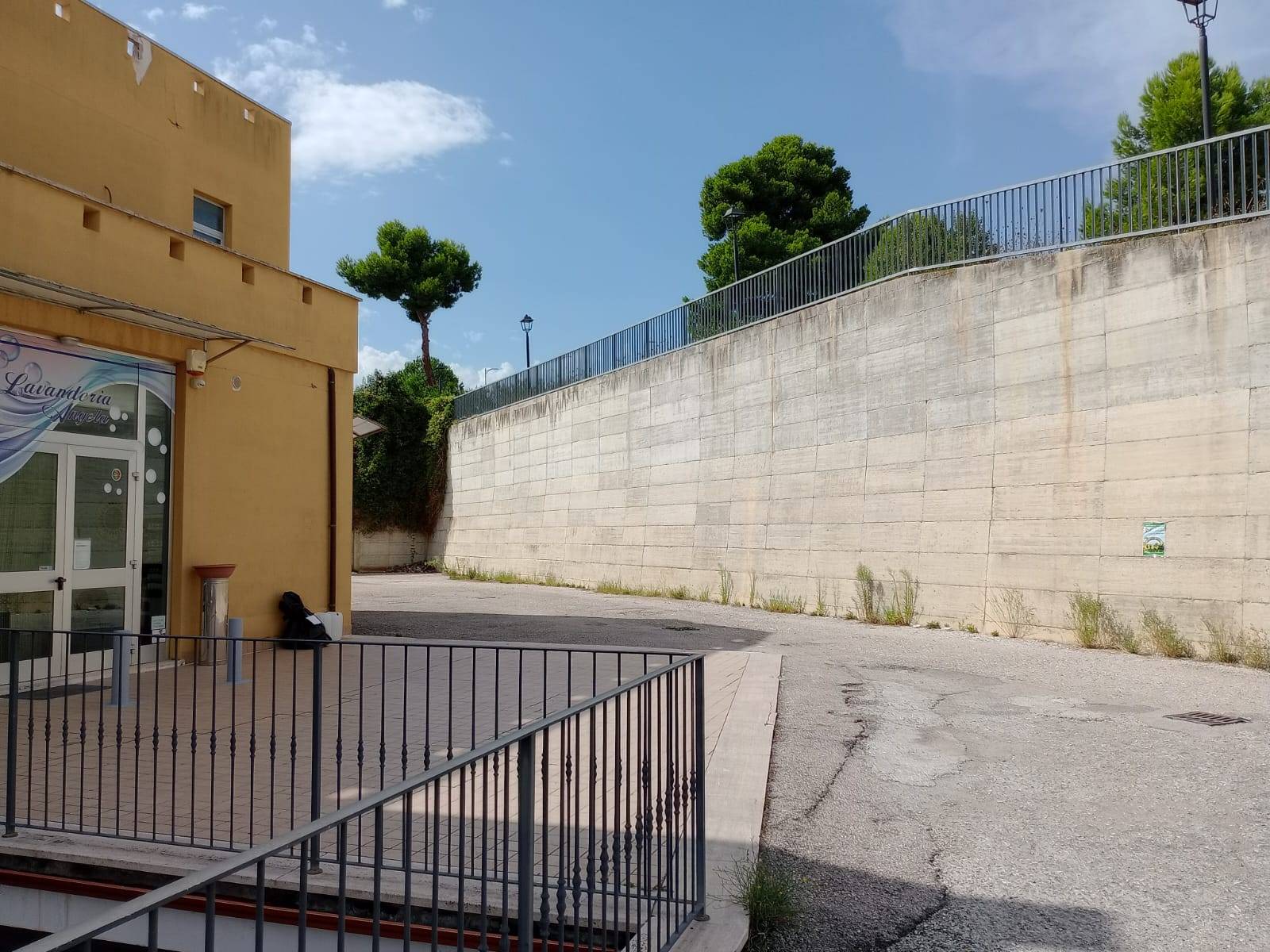 Locale commerciale in vendita a Bellante