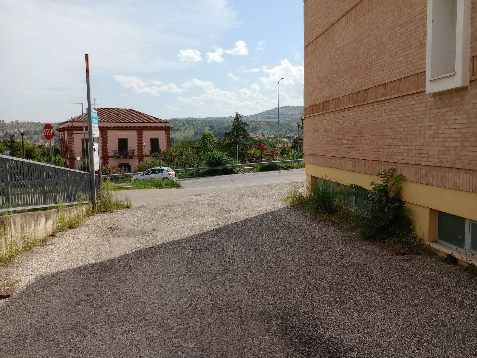 Locale commerciale in vendita a Bellante