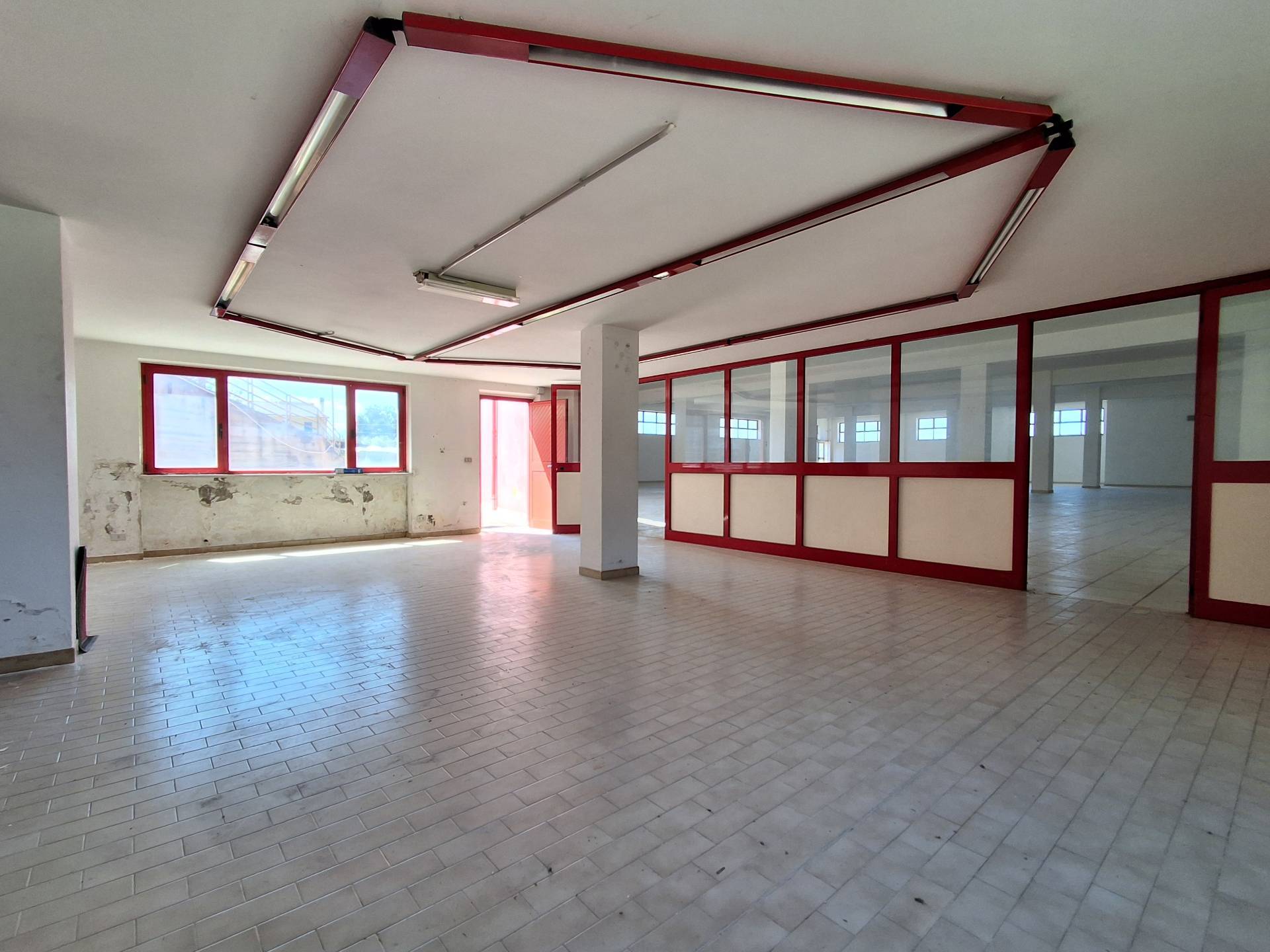 Locale commerciale in vendita a Chieti, Zona Levante