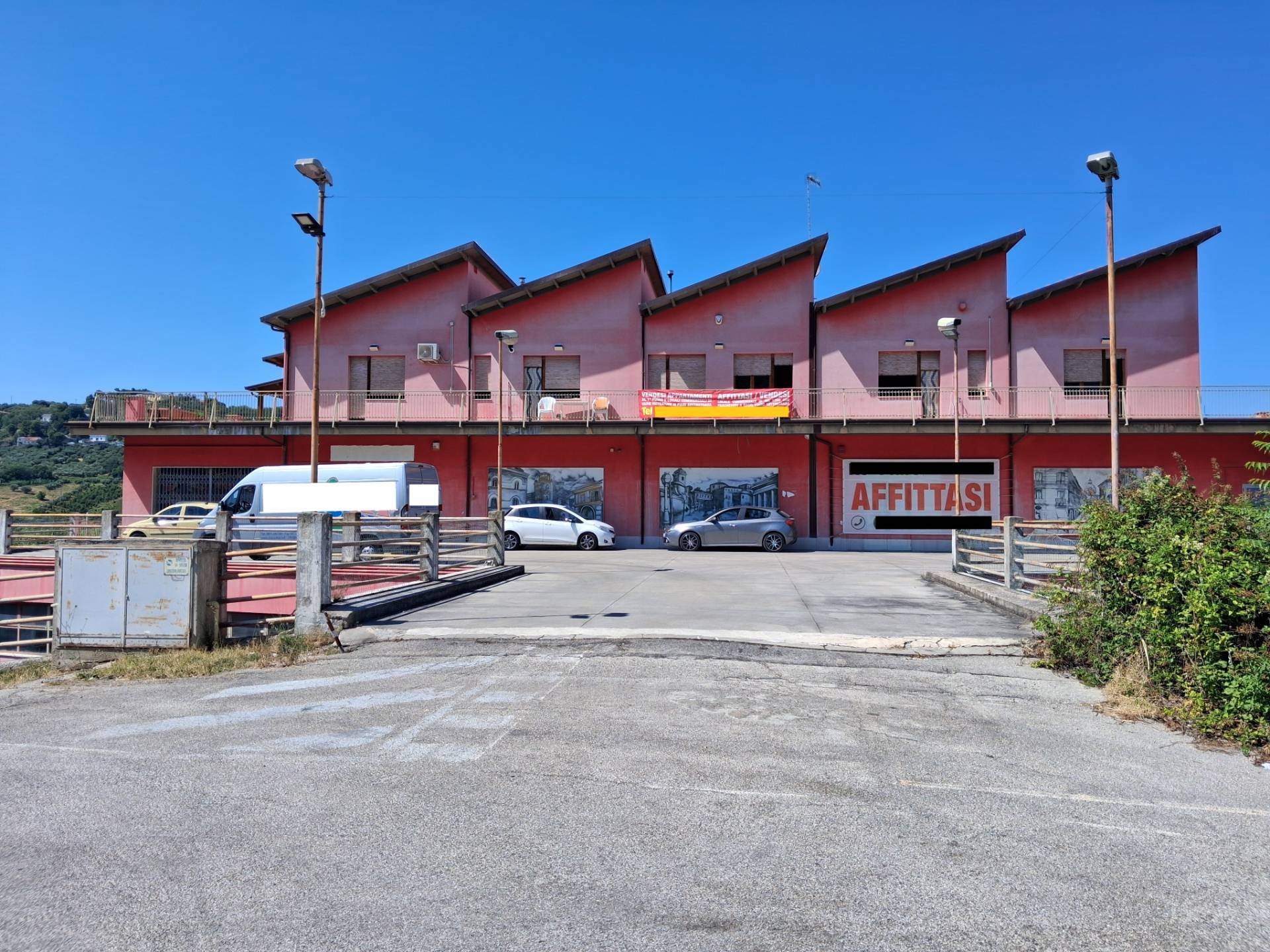 Locale commerciale in vendita a Chieti, Zona Levante