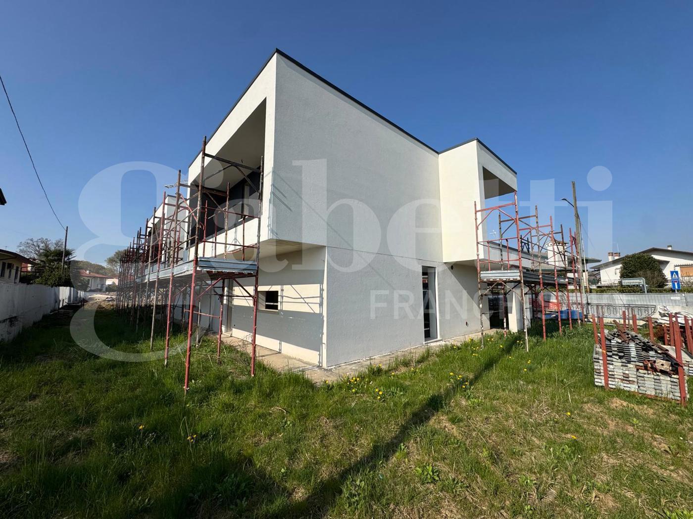 Villa Bifamiliare con giardino a Castelfranco Veneto