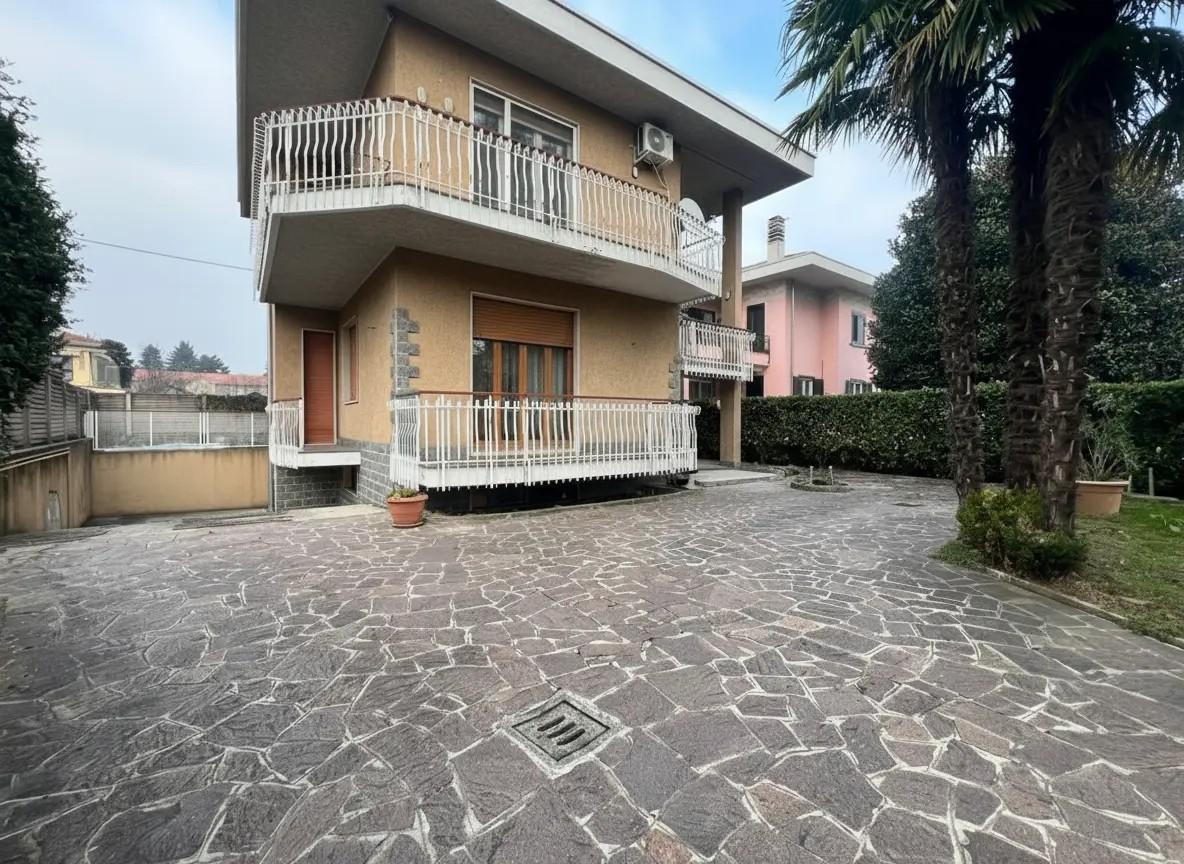 Villa con giardino a Cairate