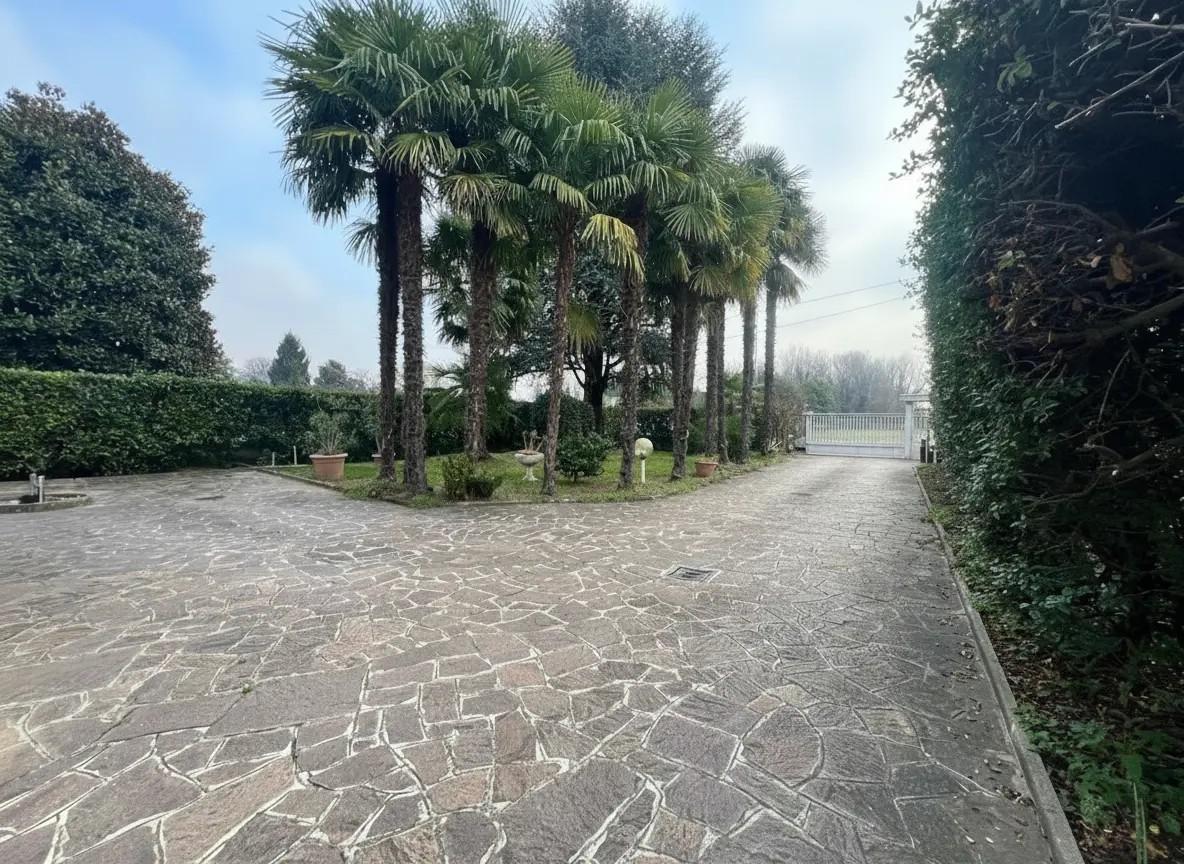 Villa con giardino a Cairate