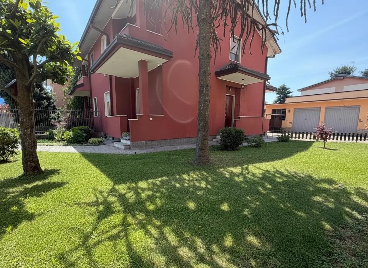 Villa Bifamiliare con giardino a San Vittore Olona