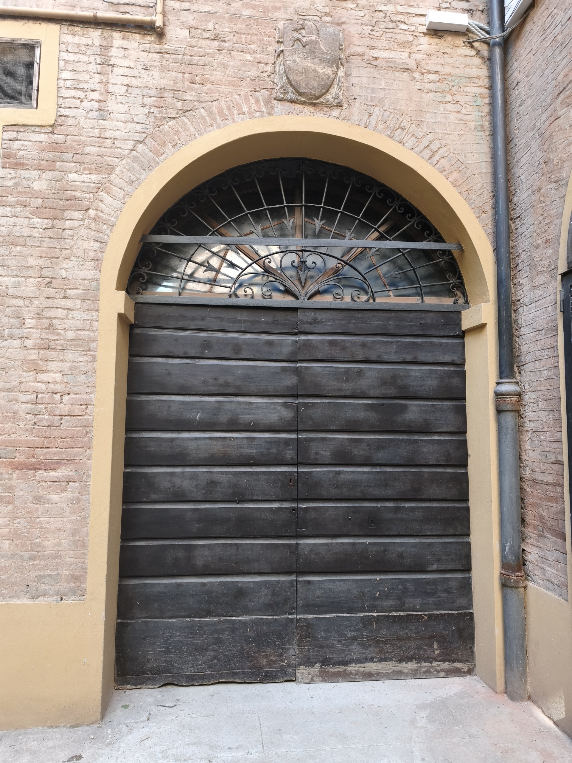 Posto auto coperto da ristrutturare in via mascherella 21, Modena