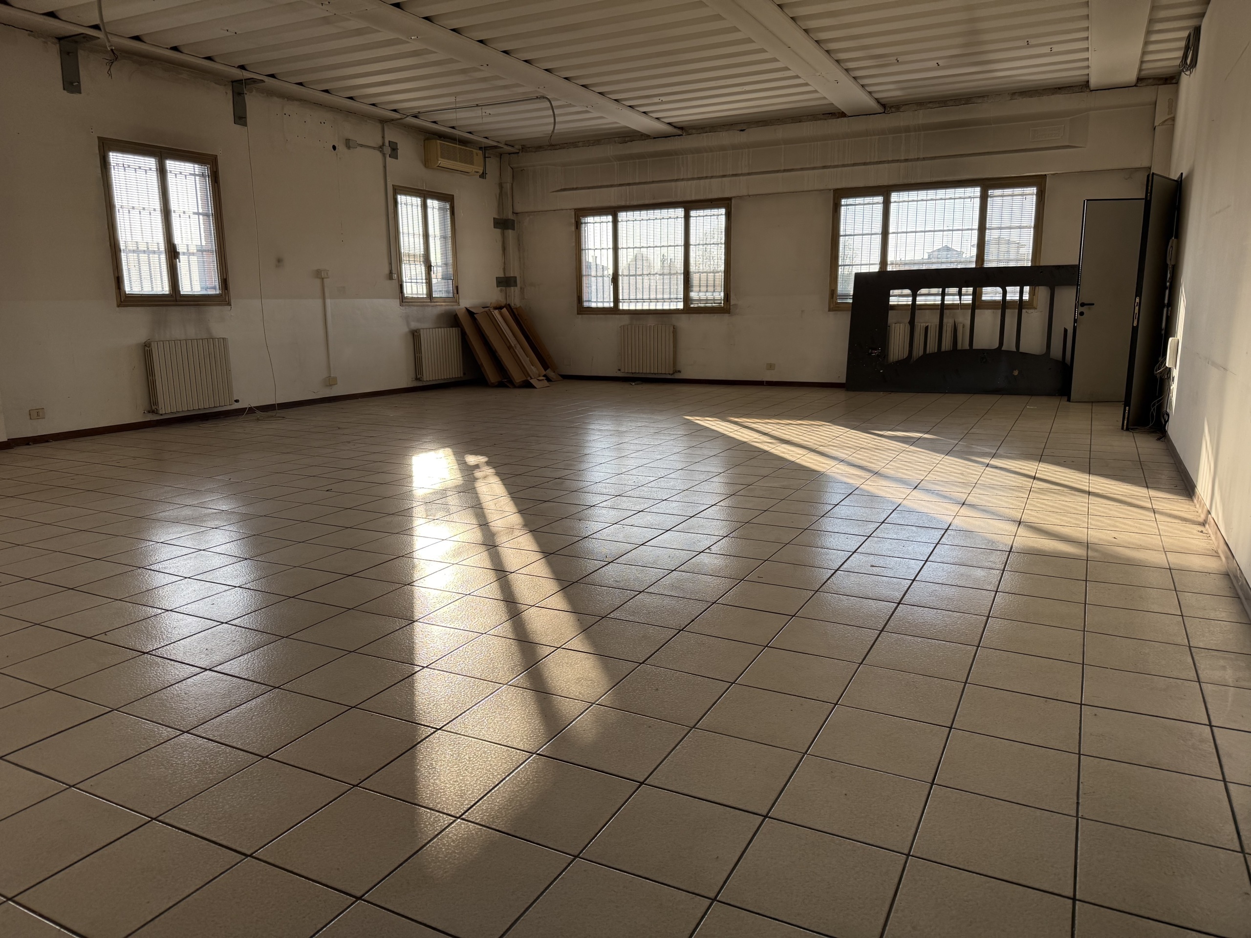 Laboratorio da ristrutturare in via sandro cabassi 42/g, Modena