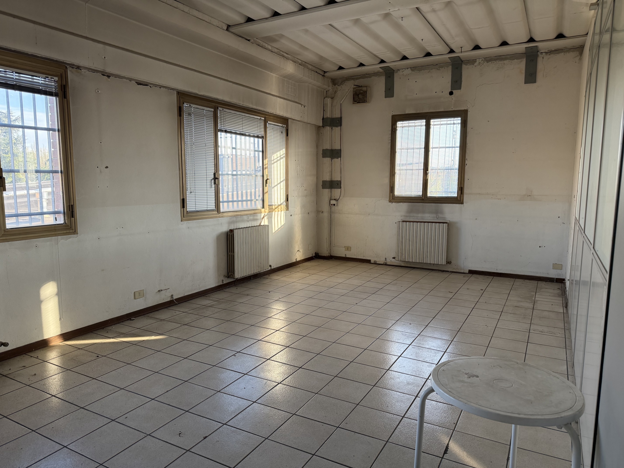 Laboratorio da ristrutturare in via sandro cabassi 42/g, Modena