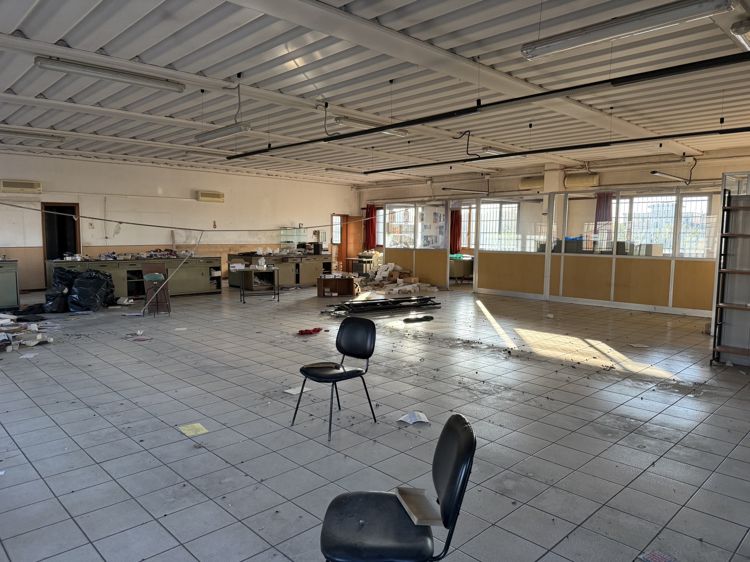 Laboratorio da ristrutturare in via sandro cabassi 42/g, Modena