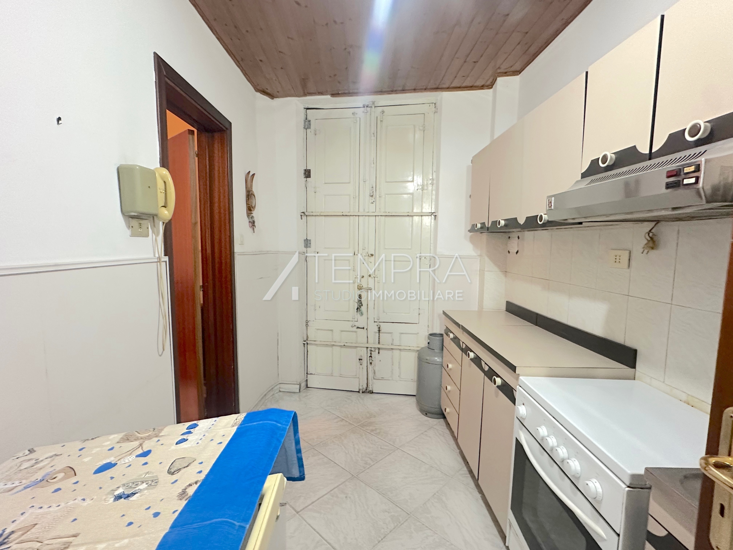 Casa indipendente da ristrutturare in piazza giuseppe di vittorio, Adrano