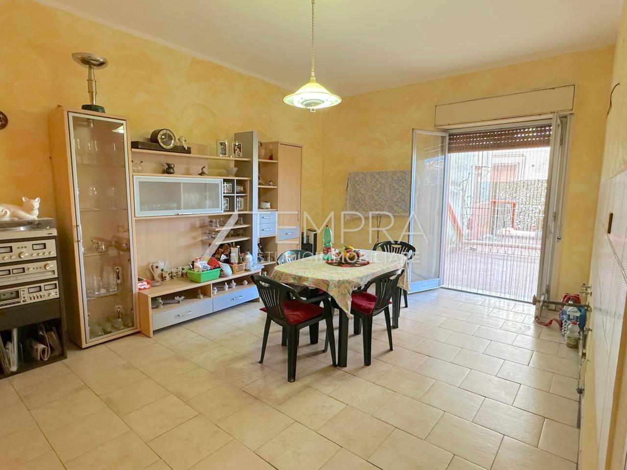 Appartamento con terrazzo in via della regione 17, Adrano