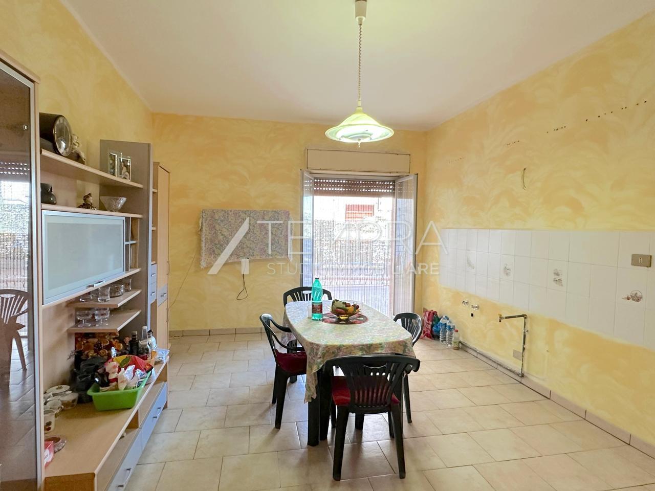 Appartamento con terrazzo in via della regione 17, Adrano