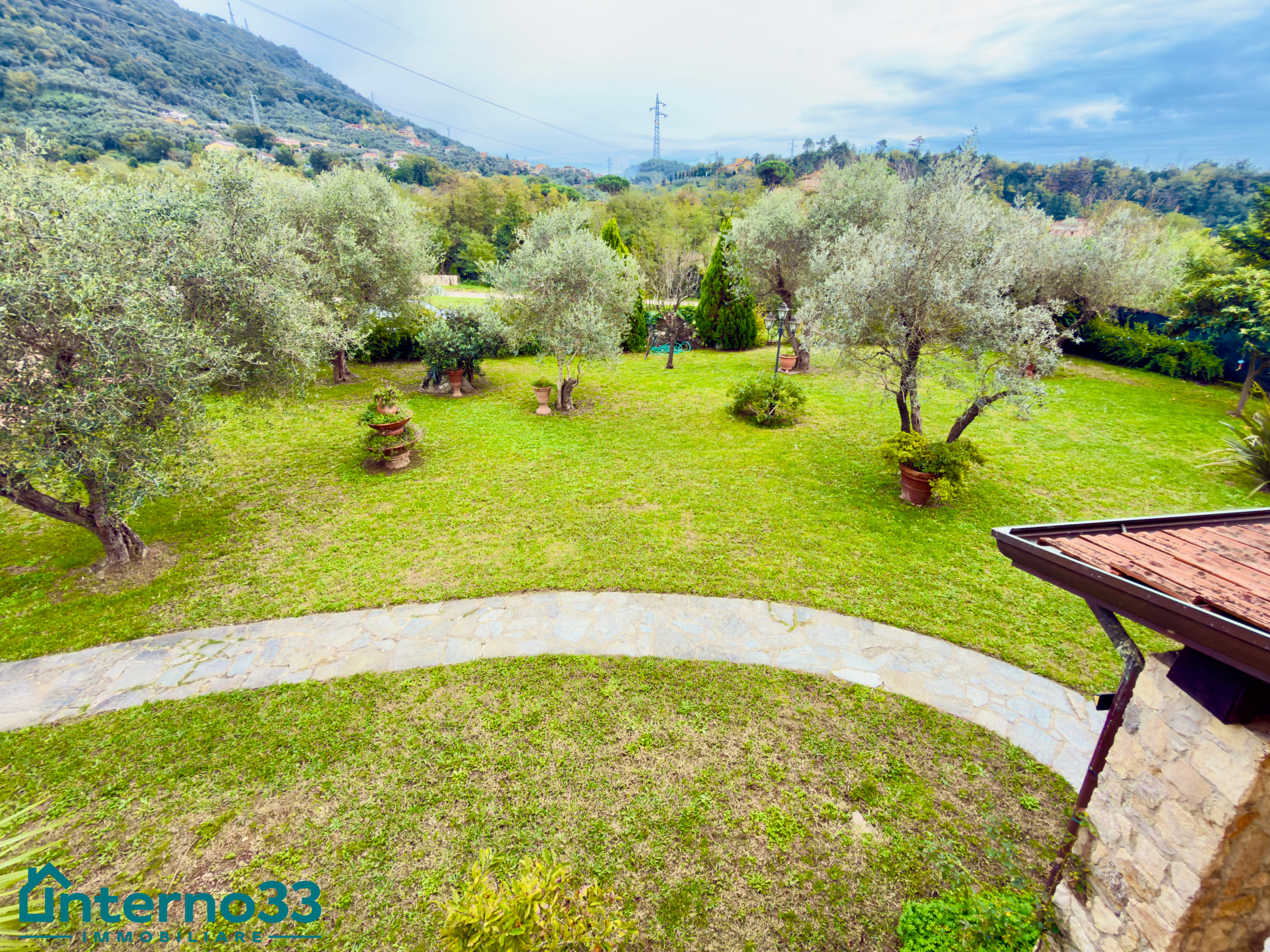 Villa con giardino in via isola 51, Ortonovo