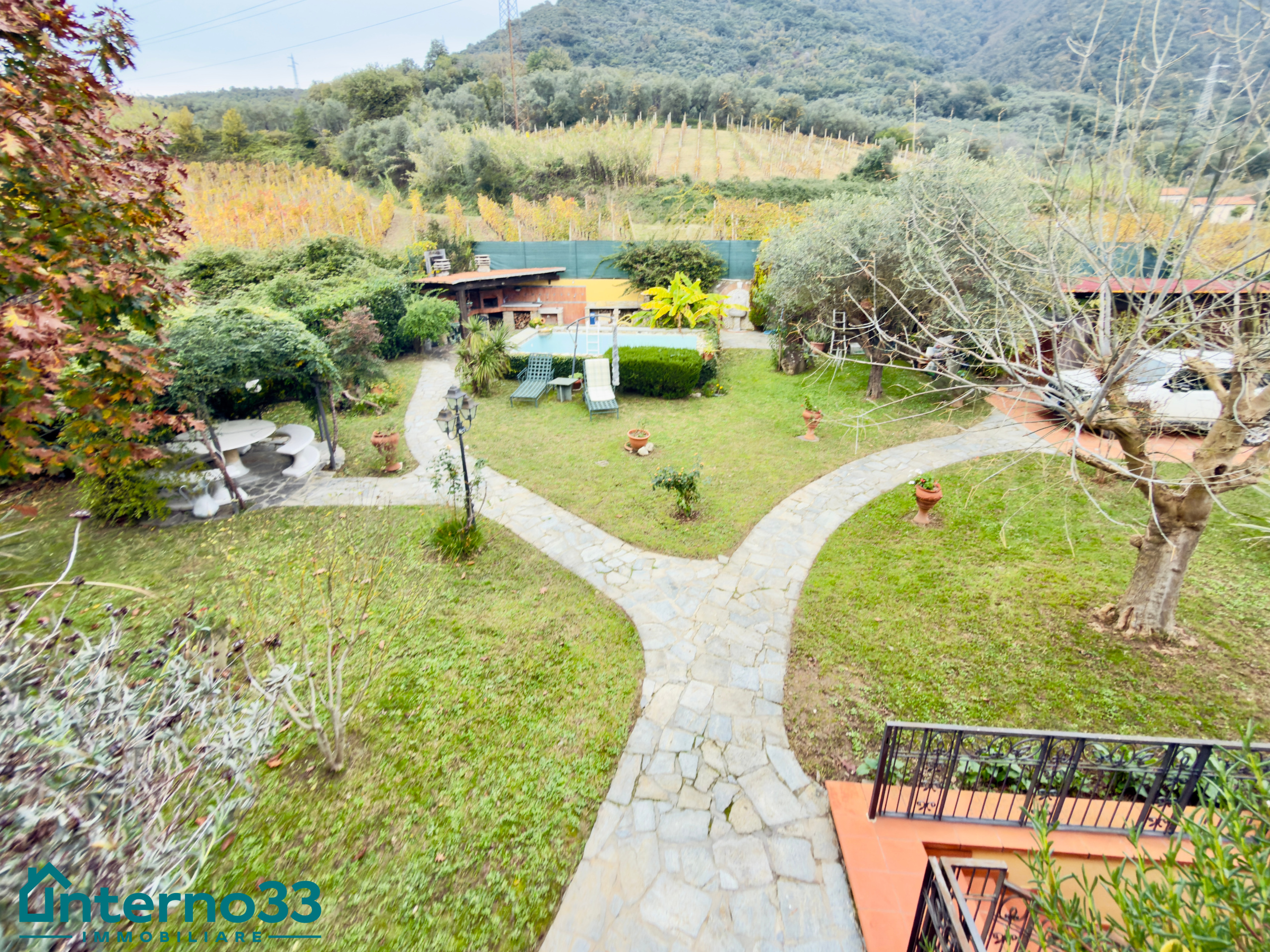 Villa con giardino in via isola 51, Ortonovo