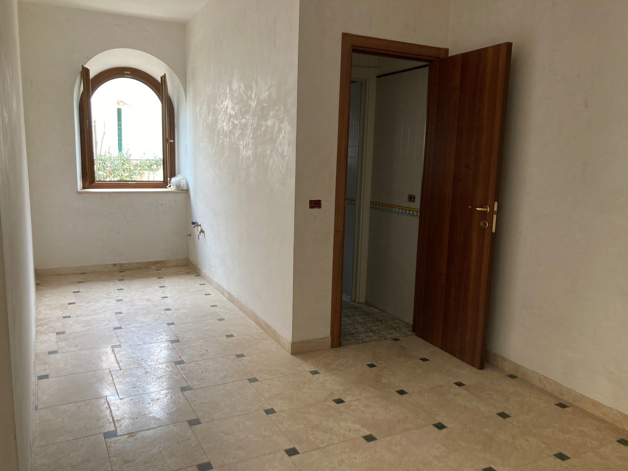 Locale commerciale in affitto in via giuseppe garibaldi 125 a, Guidonia Montecelio