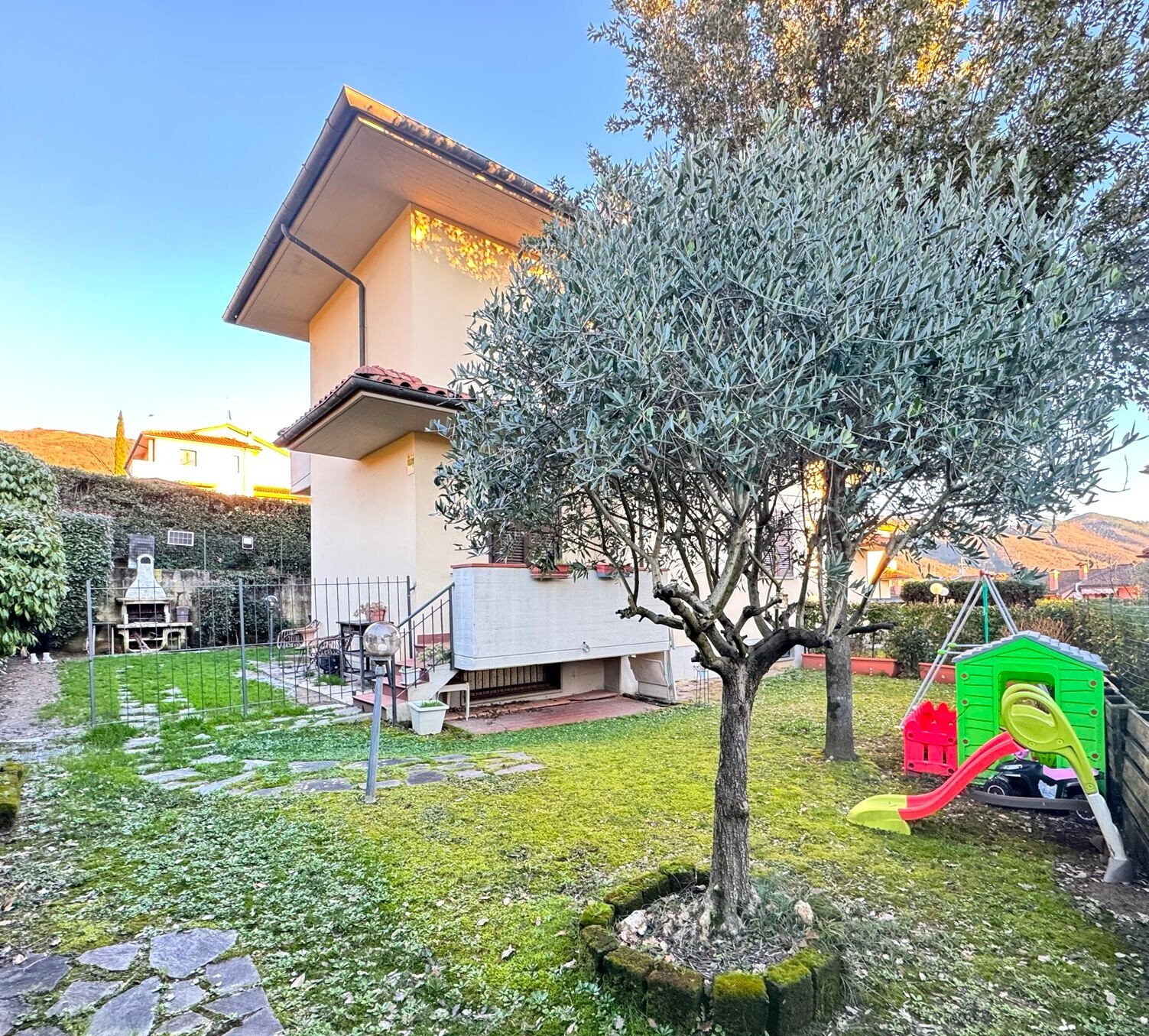 Villa con giardino in via delle case, Vaiano
