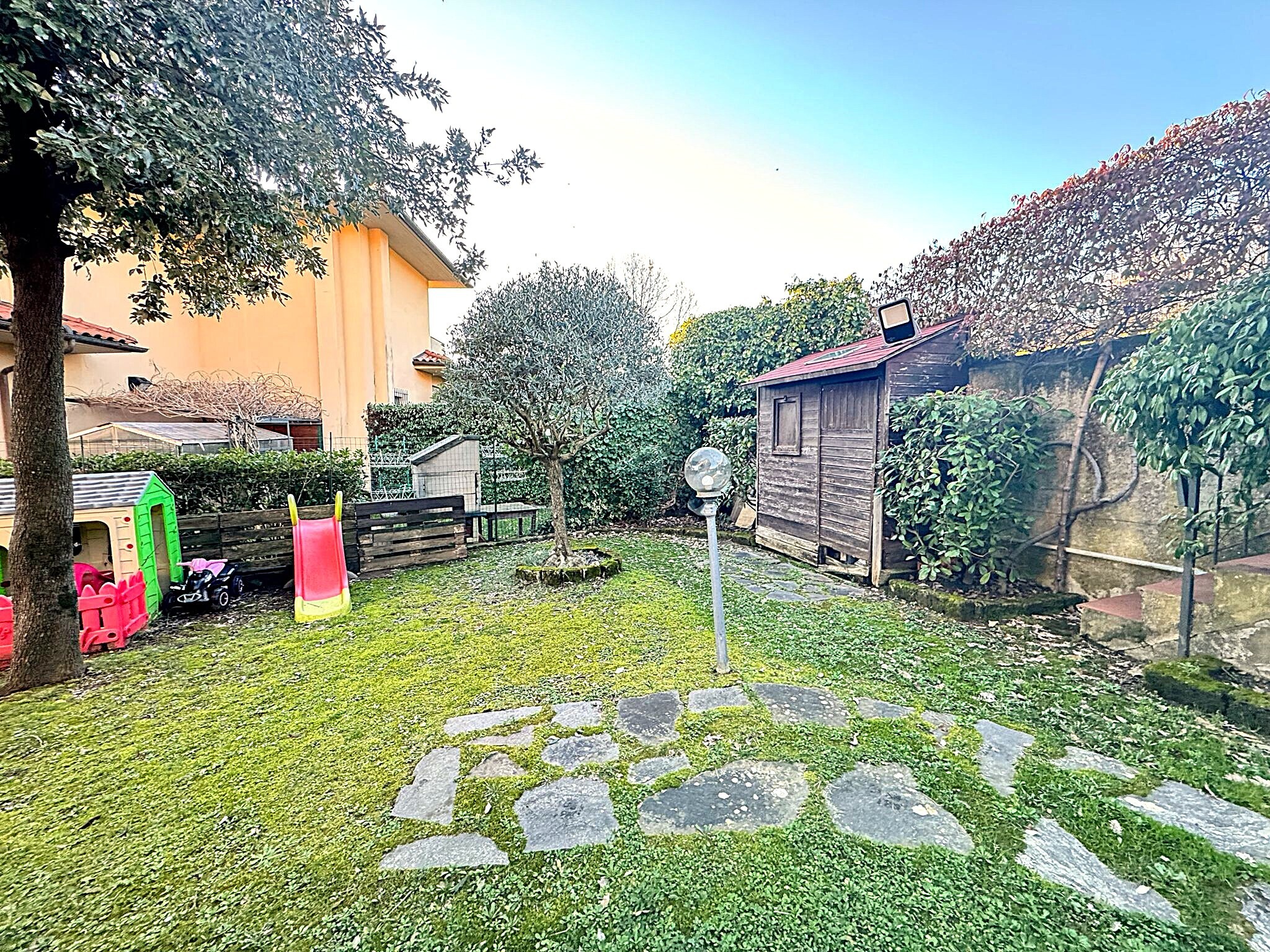 Villa con giardino in via delle case, Vaiano