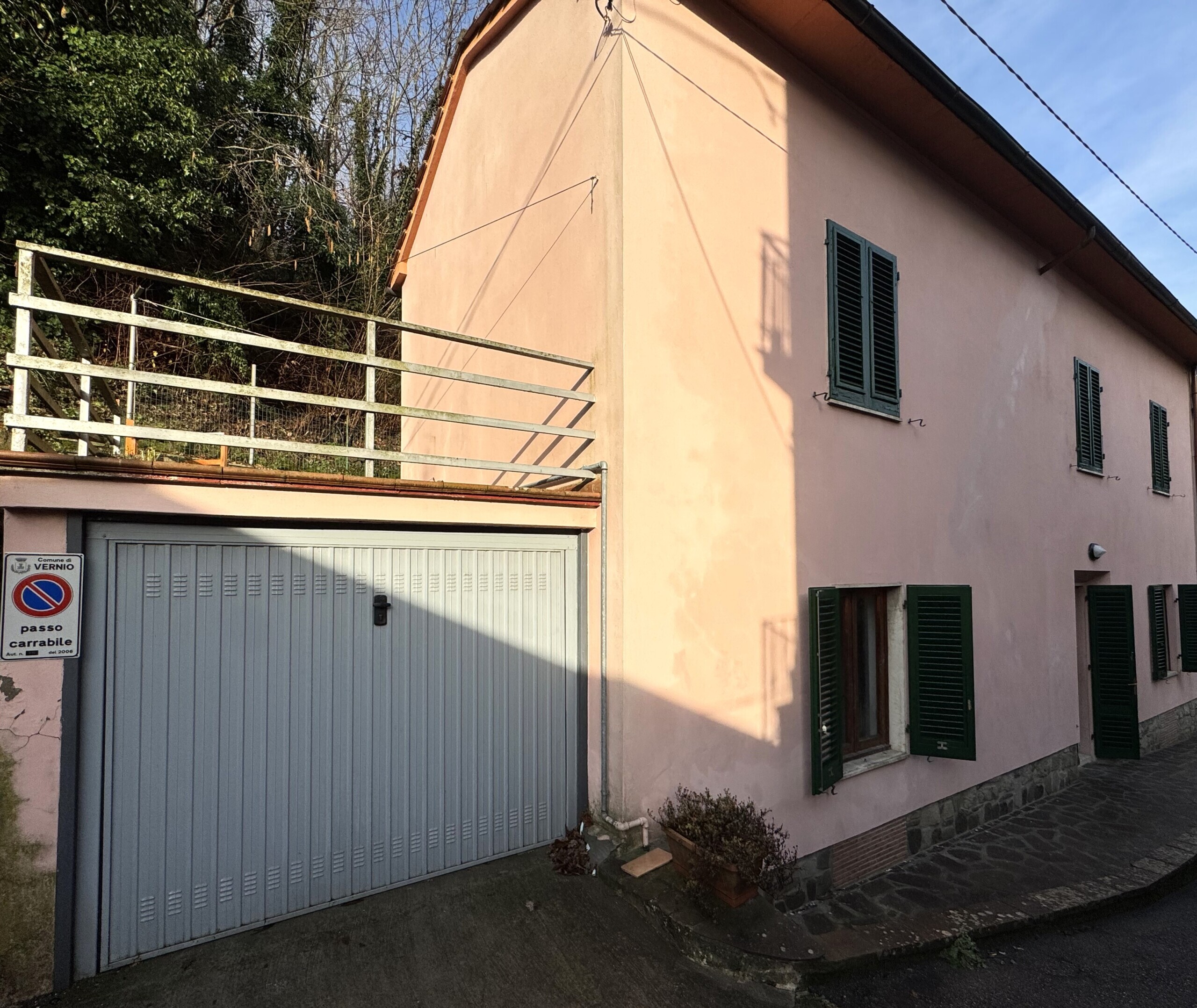 Casa indipendente con giardino in via del bisenzio, Vernio