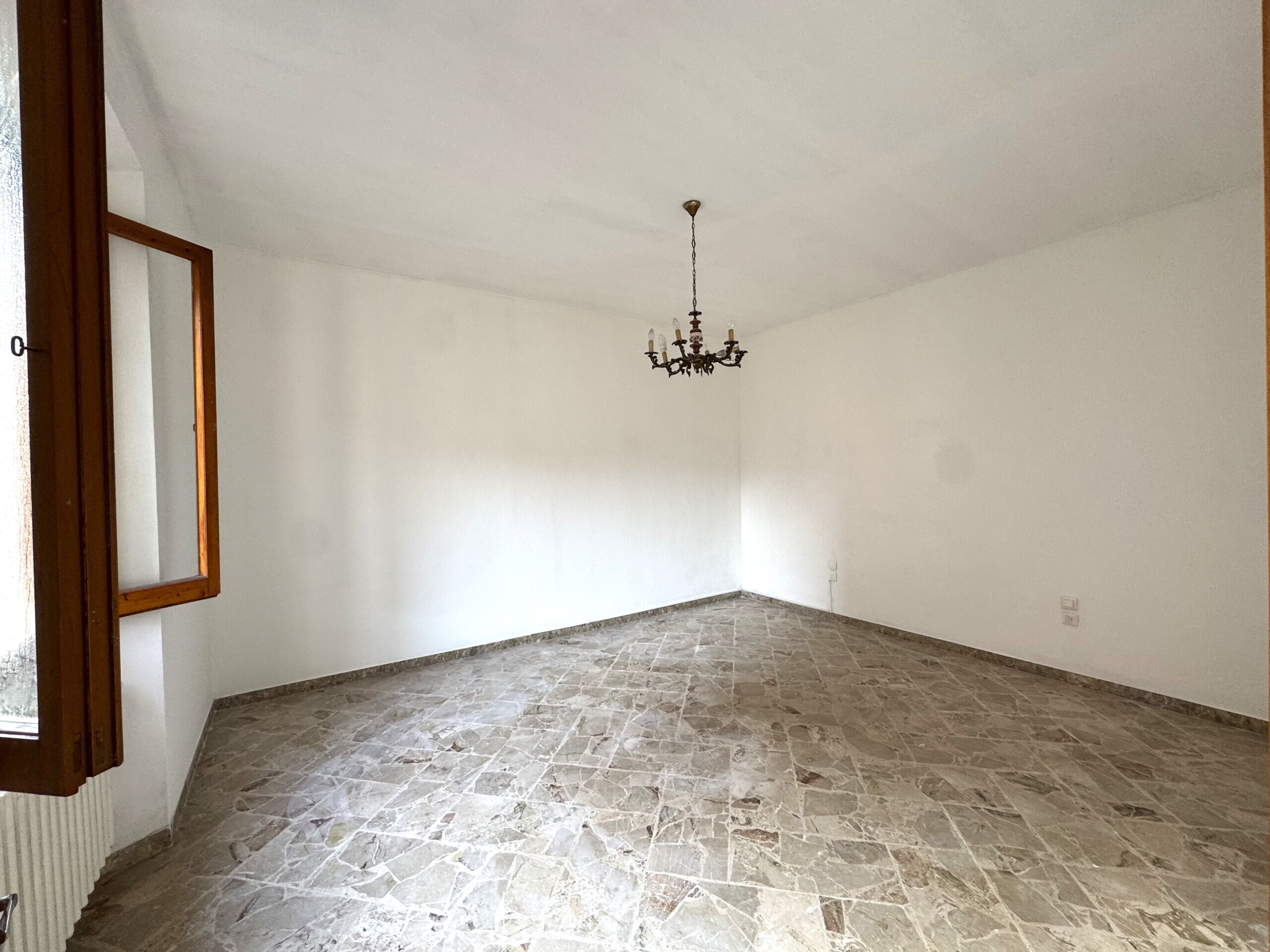 Casa indipendente con giardino in via del bisenzio, Vernio