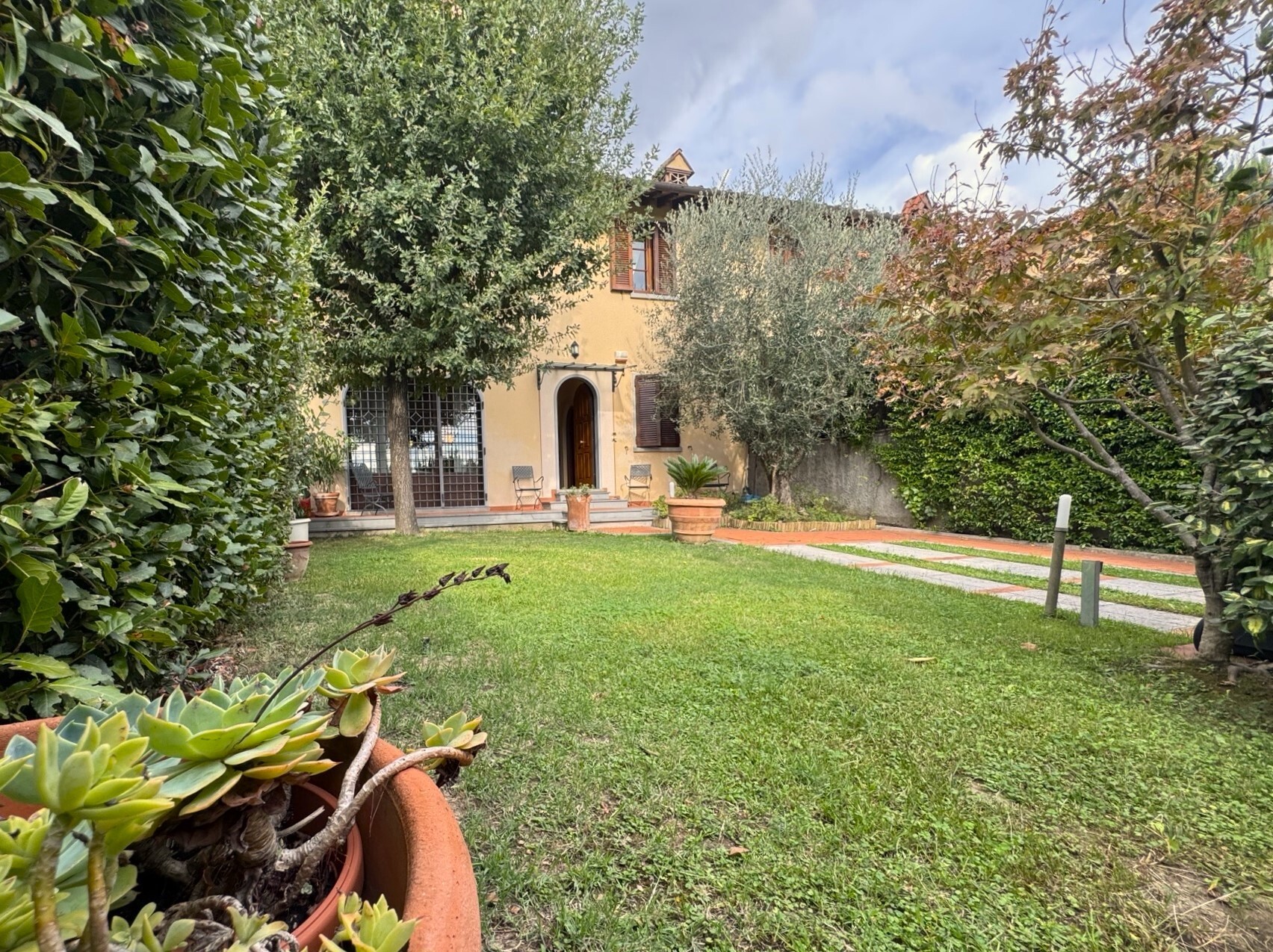 Casa indipendente con giardino in via di cantagallo, Prato