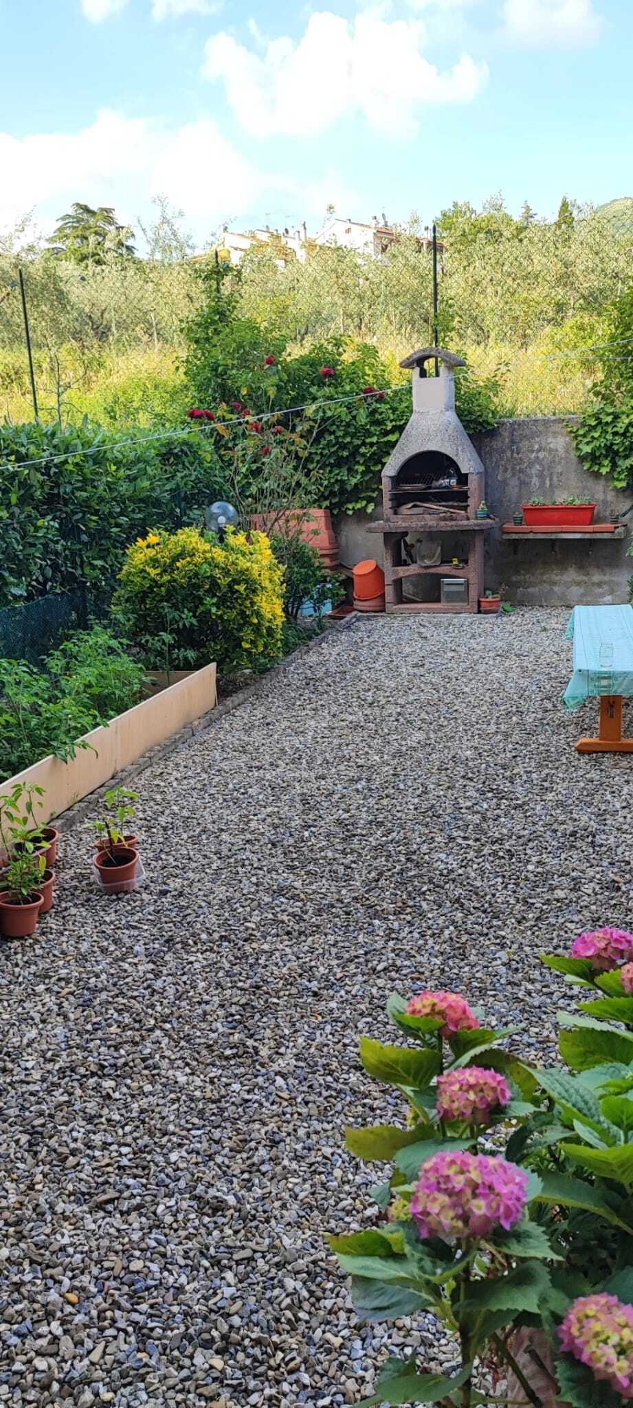 Quadrilocale con giardino in via della quercia, Vaiano