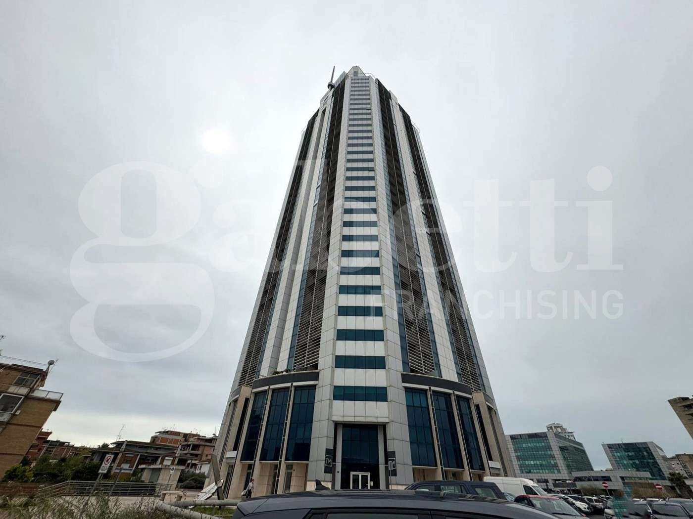 Ufficio con box doppio a Latina