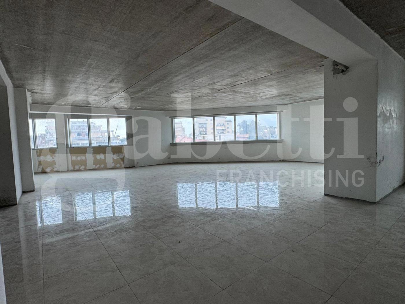 Ufficio con box doppio a Latina