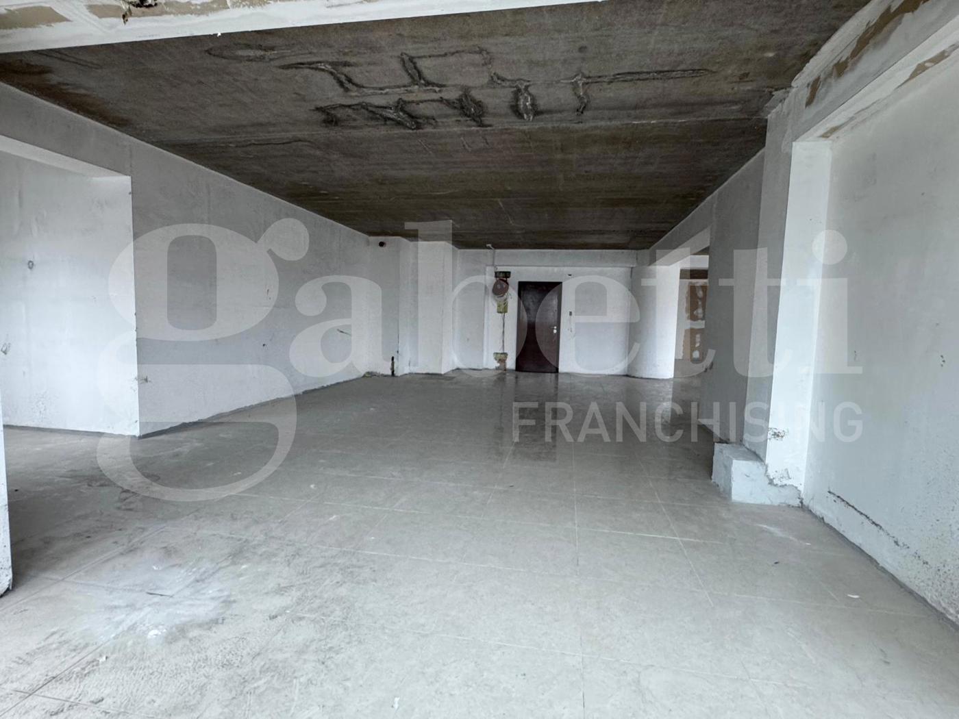 Ufficio con box doppio a Latina