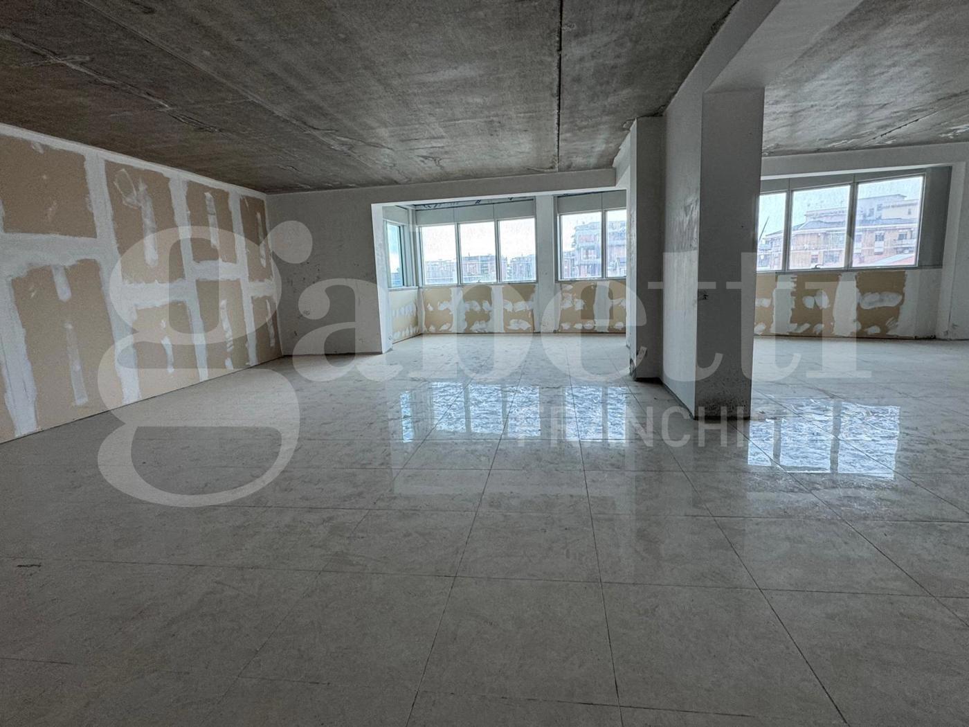 Ufficio con box doppio a Latina