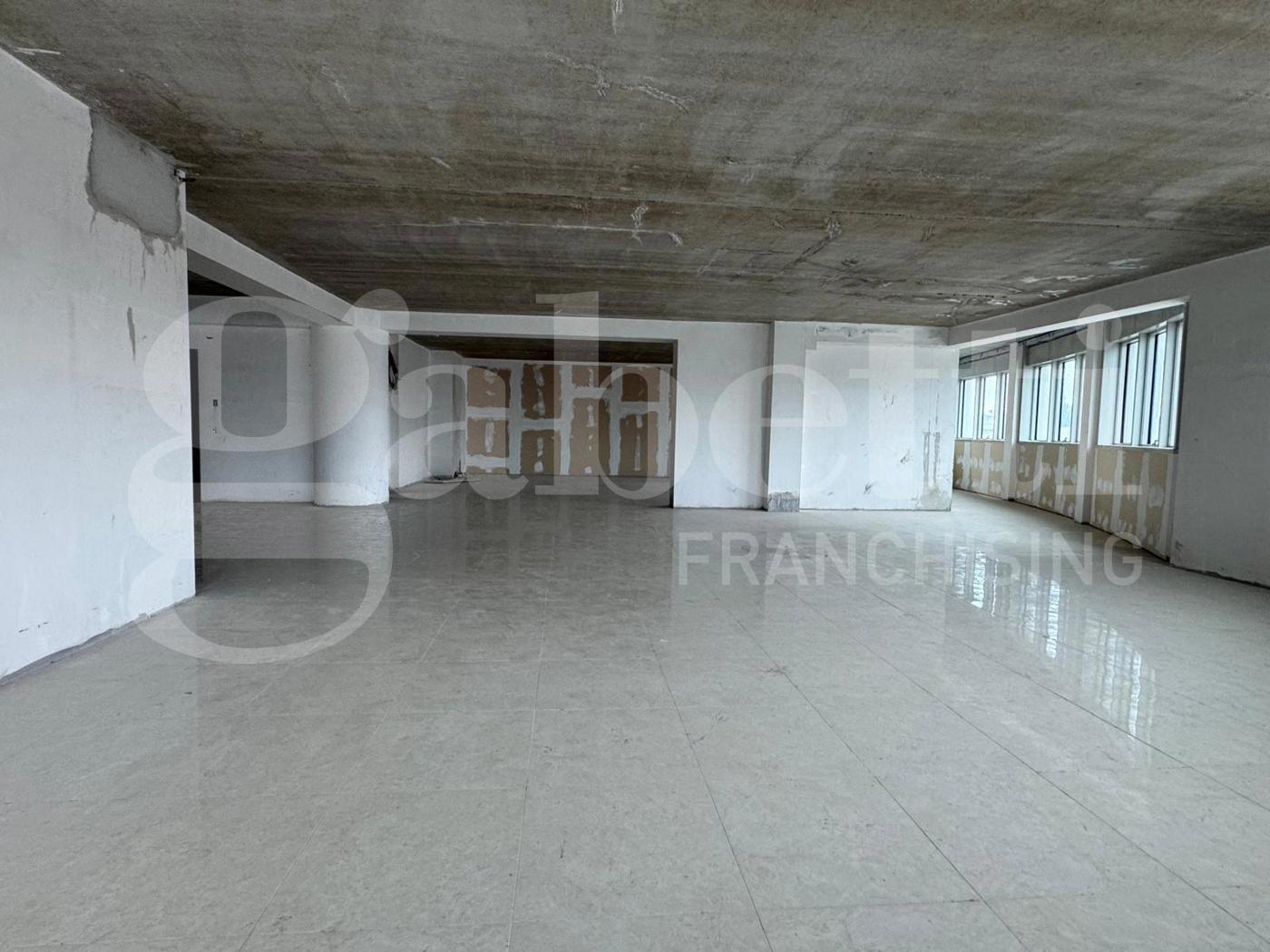 Ufficio con box doppio a Latina