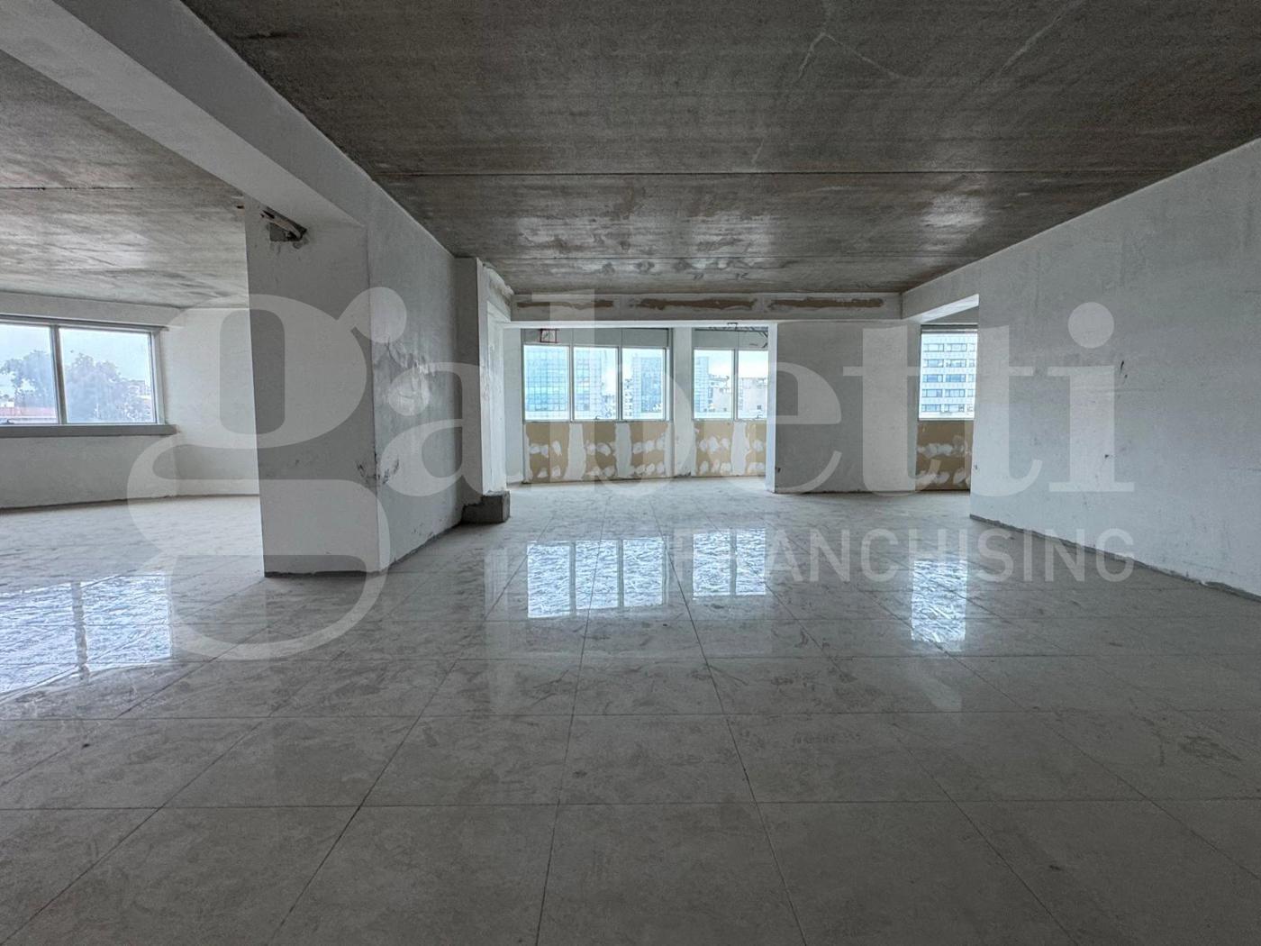 Ufficio con box doppio a Latina