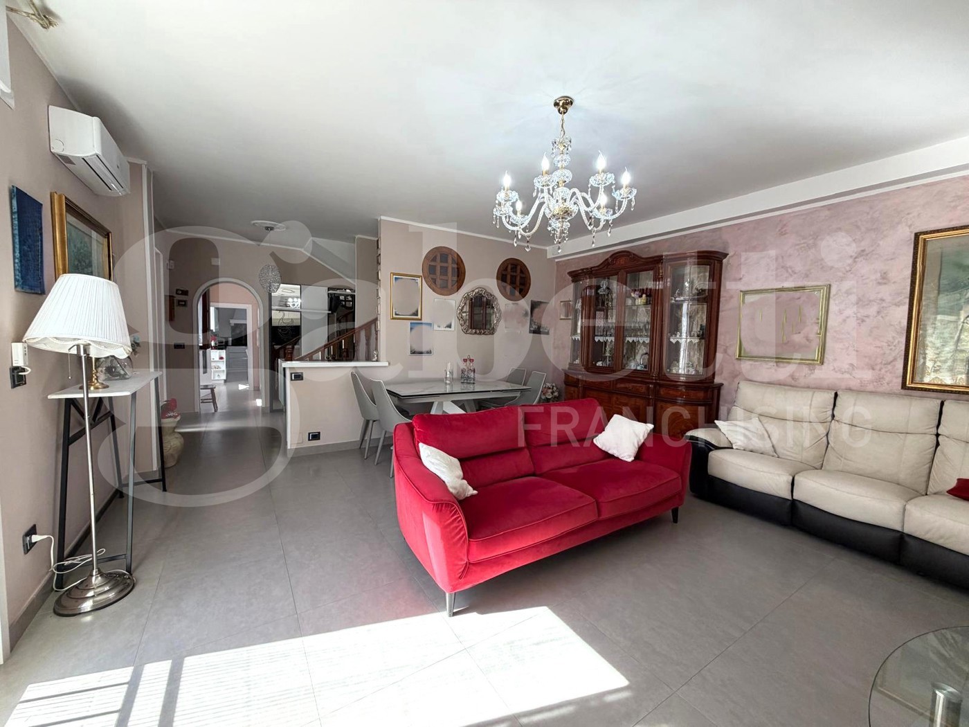 Villa Bifamiliare ristrutturata a Latina