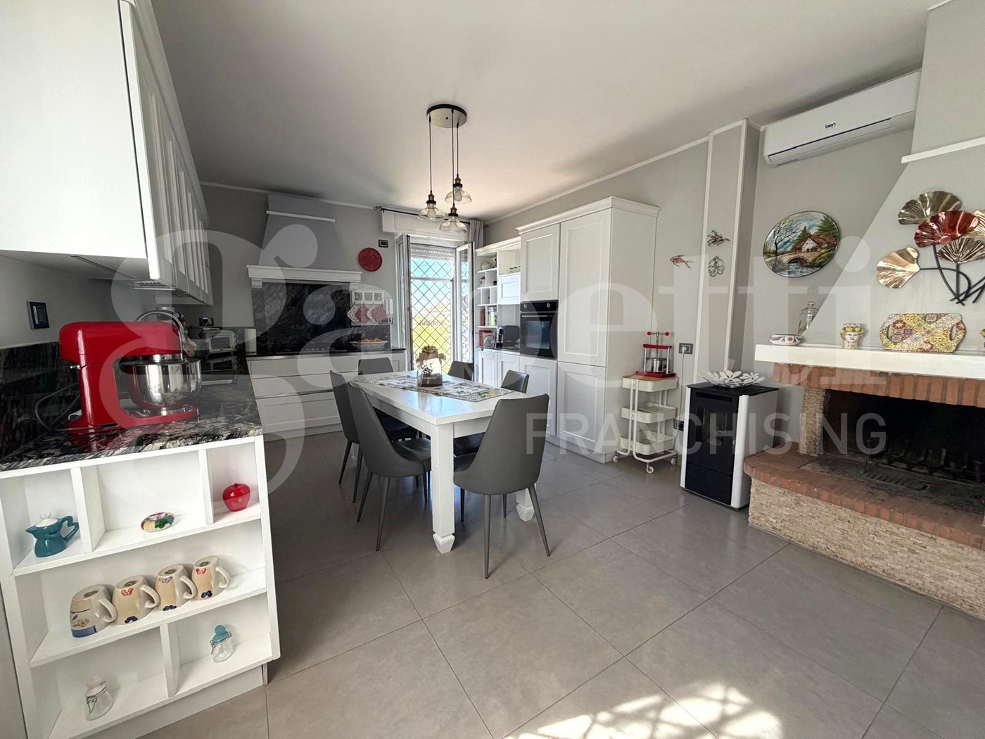Villa Bifamiliare ristrutturata a Latina