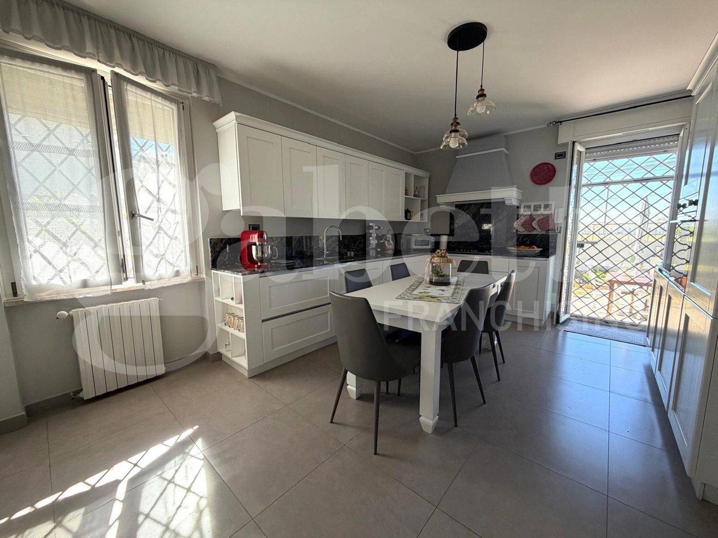 Villa Bifamiliare ristrutturata a Latina