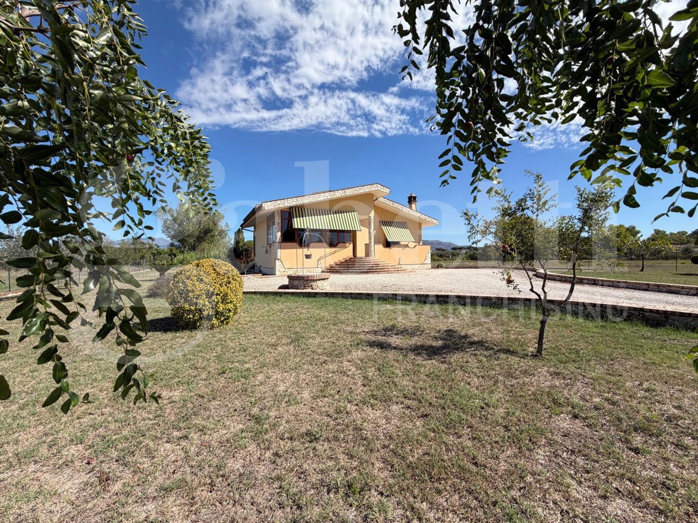 Villa con giardino a Latina