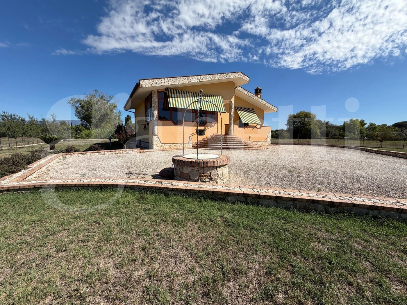 Villa con giardino a Latina