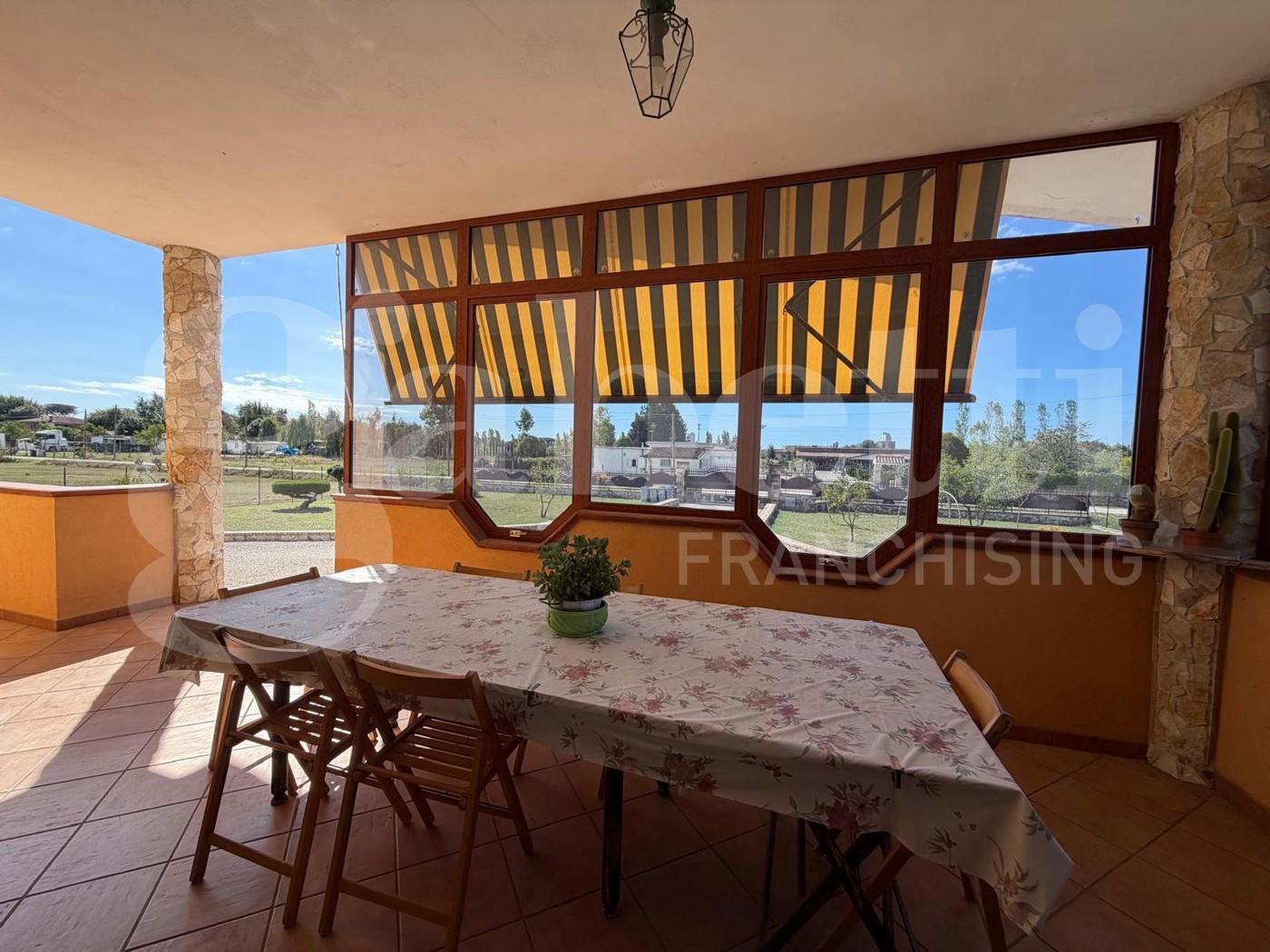 Villa con giardino a Latina