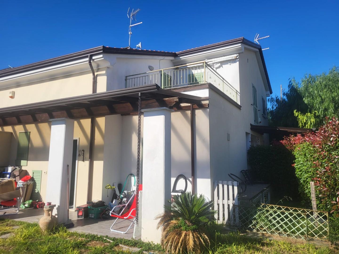 Villa Bifamiliare con giardino, Ortonovo dogana