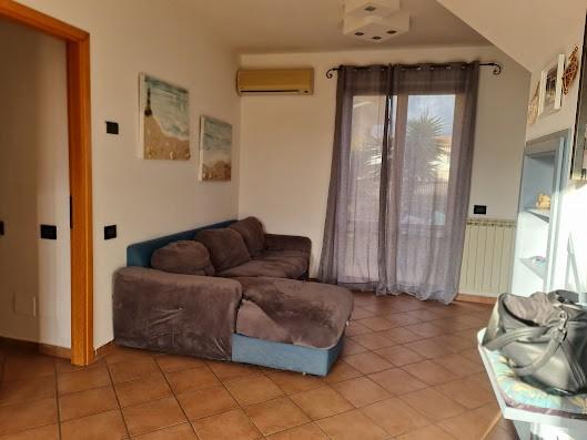 Appartamento con terrazzi, Massa marina di