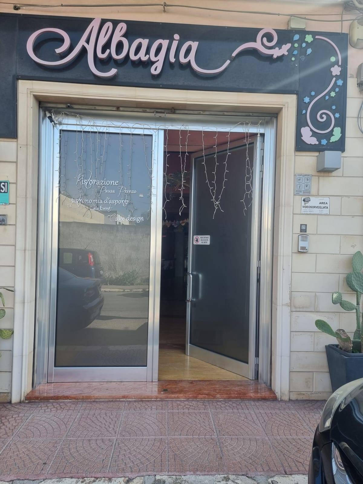 Locale commerciale in vendita a Taranto, Corvisea