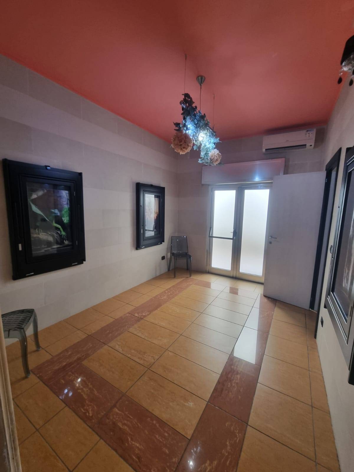 Locale commerciale in vendita a Taranto, Corvisea